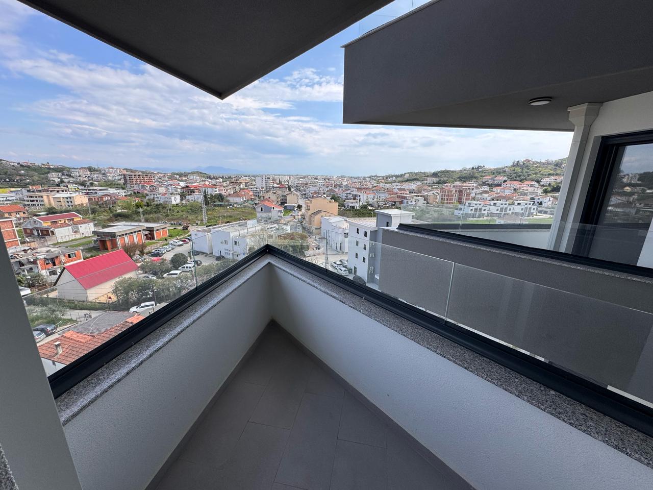 Moderner Balkon mit Glasgel&auml;nder, atemberaubender Blick auf Ulcinj-Immobilien - rote D&auml;cher, Gr&uuml;nfl&auml;chen. Investieren Sie in Montenegro bei immobilien.ekosphere.me von ekosphere doo. 