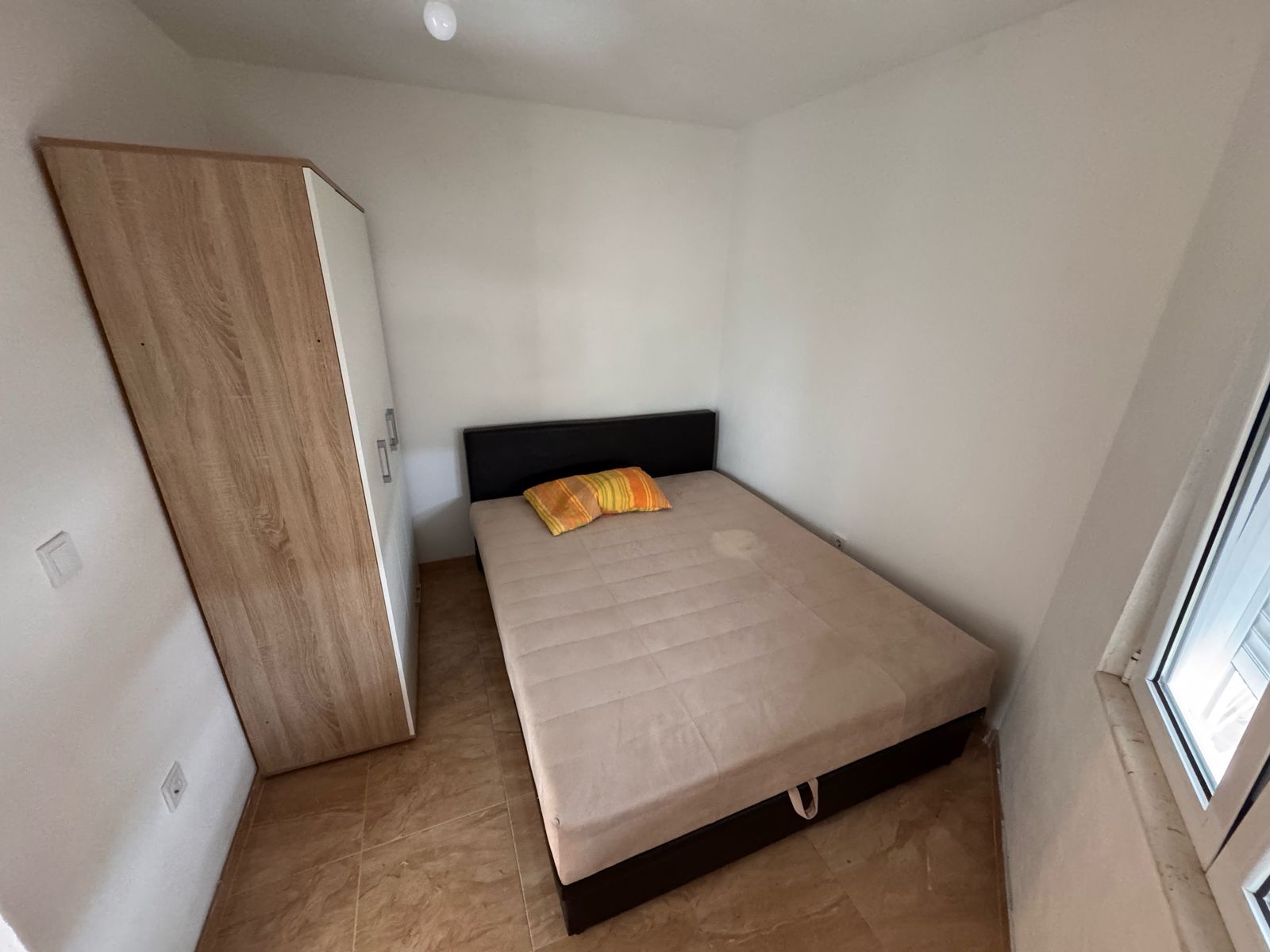 Modern Ulcinj bedroom with double bed, wardrobe, tiled floor. Ideal investment on immobilien.ekosphere.me by Ekosphere doo.