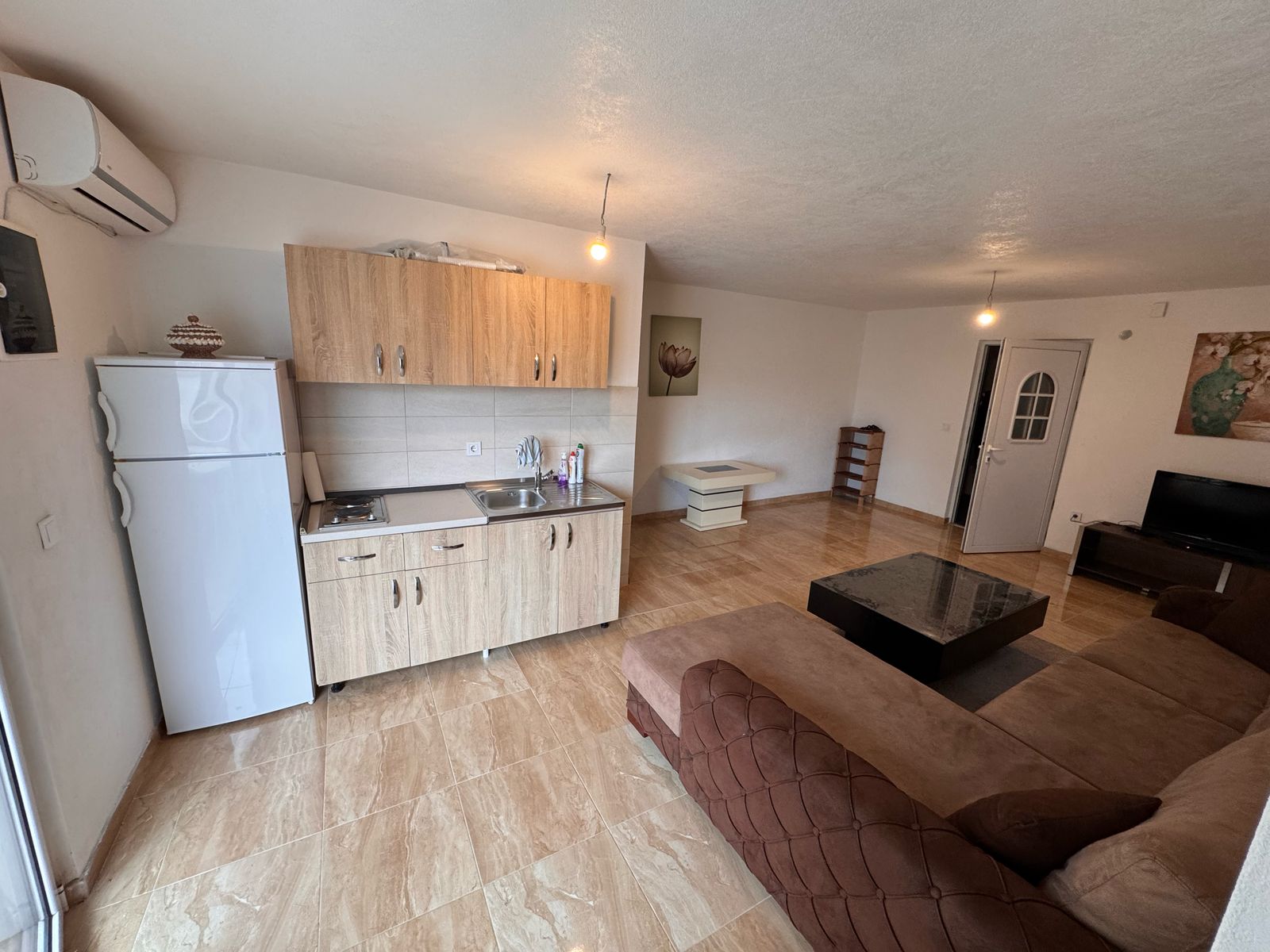 Atemberaubende Wohnung in Ulcinj: geflieste B&ouml;den, moderne K&uuml;che, ger&auml;umige braune Couch - Top-Investition via immobilien.ekosphere.me by ekosphere doo.