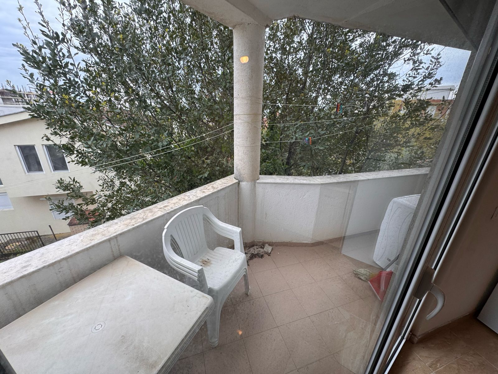 Charming Ulcinj balcony with tiled floor, outdoor seating, laundry space & scenic views&mdash;ideal Ulcinj property at immobilien.ekosphere.me.