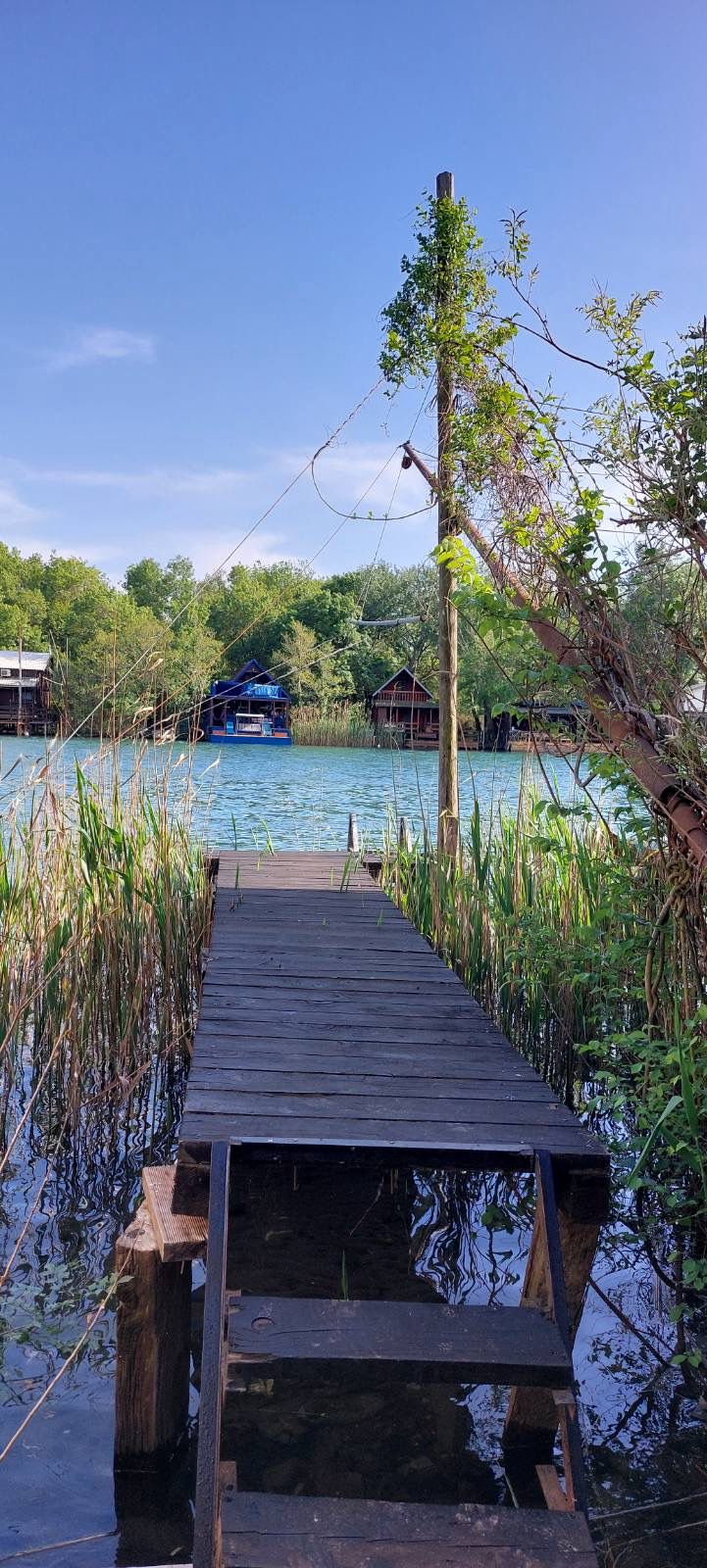 Lakefront houses in Ulcinj, Montenegro&mdash;exclusive real estate by immobilien.ekosphere.me (ekosphere doo), with private dock and lush views.