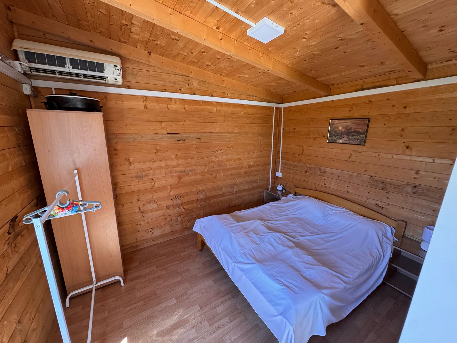Beautiful wooden room in Ulcinj with double bed, AC, wardrobe&mdash;prime real estate by Ekosphere DOO. Invest via immobilien.ekosphere.me.