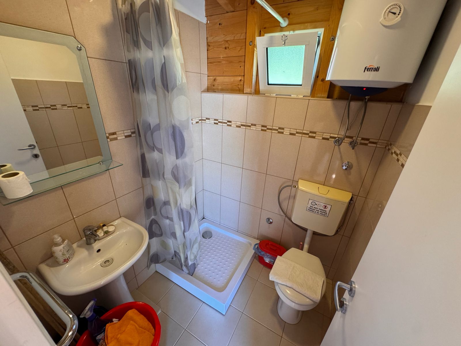 Modern eco-friendly Ulcinj bathroom with corner shower, beige tiles, quality fixtures. Invest in Montenegro at immobilien.ekosphere.me.