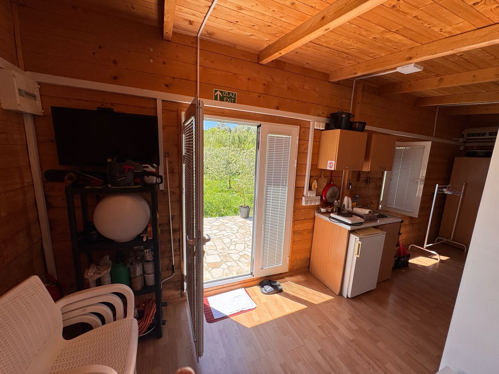 Bright, sunlit cabin in Ulcinj with kitchenette, patio access & yard&mdash;ideal Montenegro investment. Listed on immobilien.ekosphere.me by ekosphere doo.