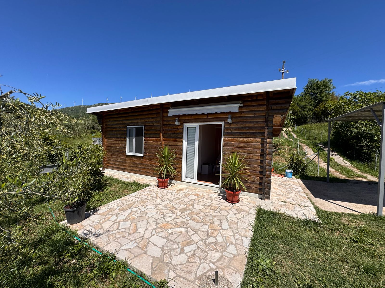 Entdecken Sie Ihren idealen Urlaubsort in Ulcinj: ein gem&uuml;tliches Holzhaus inmitten &uuml;ppigen Gr&uuml;ns, angeboten von ekosphere doo auf immobilien.ekosphere.me.