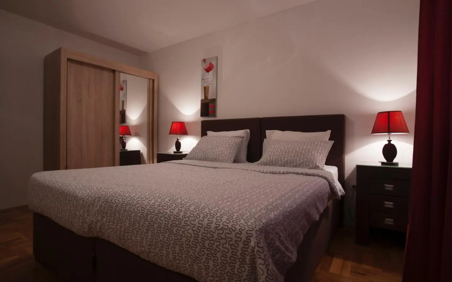 Modern Ulcinj bedroom: elegant gray bedding, stylish d&eacute;cor, and ample storage&mdash;ideal Montenegro real estate by Ekosphere on immobilien.ekosphere.me.