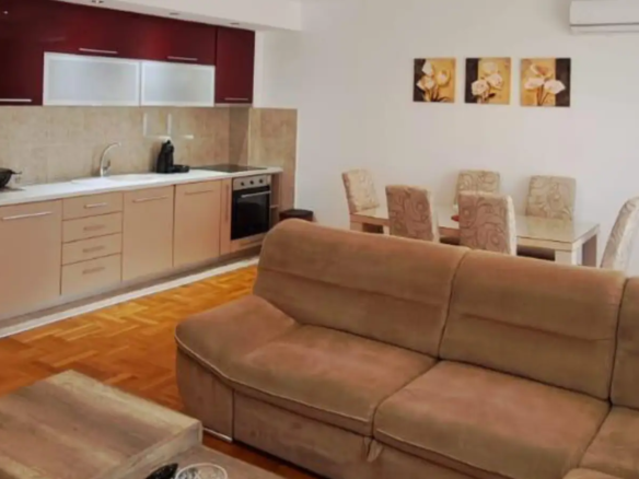 Moderner offener Wohnbereich in Ulcinj mit stilvollem Mobiliar und K&uuml;che-eine hochwertige Immobilie, gelistet bei immobilien.ekosphere.me, Ekosphere doo.