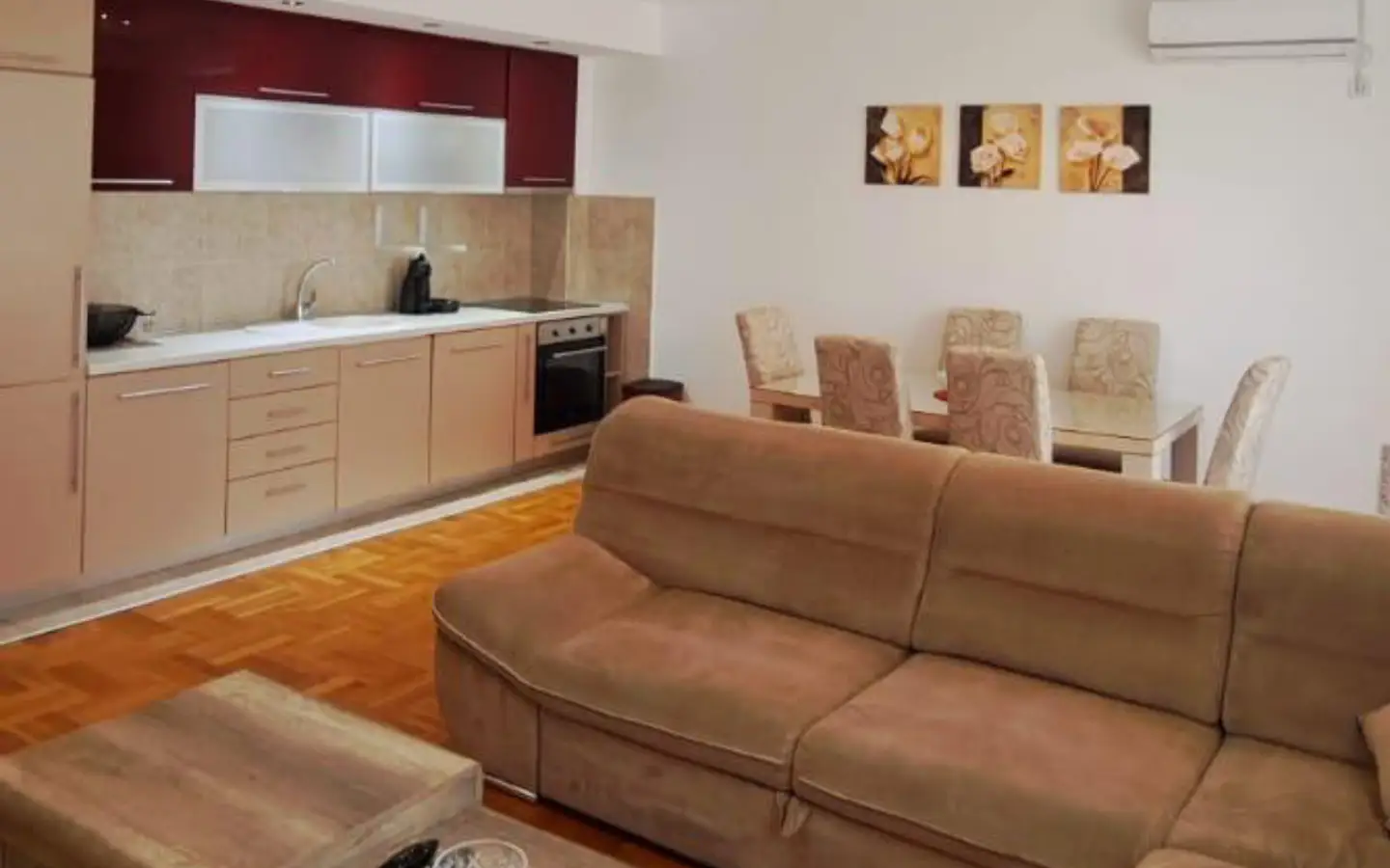 Moderner offener Wohnbereich in Ulcinj mit stilvollem Mobiliar und K&uuml;che-eine hochwertige Immobilie, gelistet bei immobilien.ekosphere.me, Ekosphere doo.