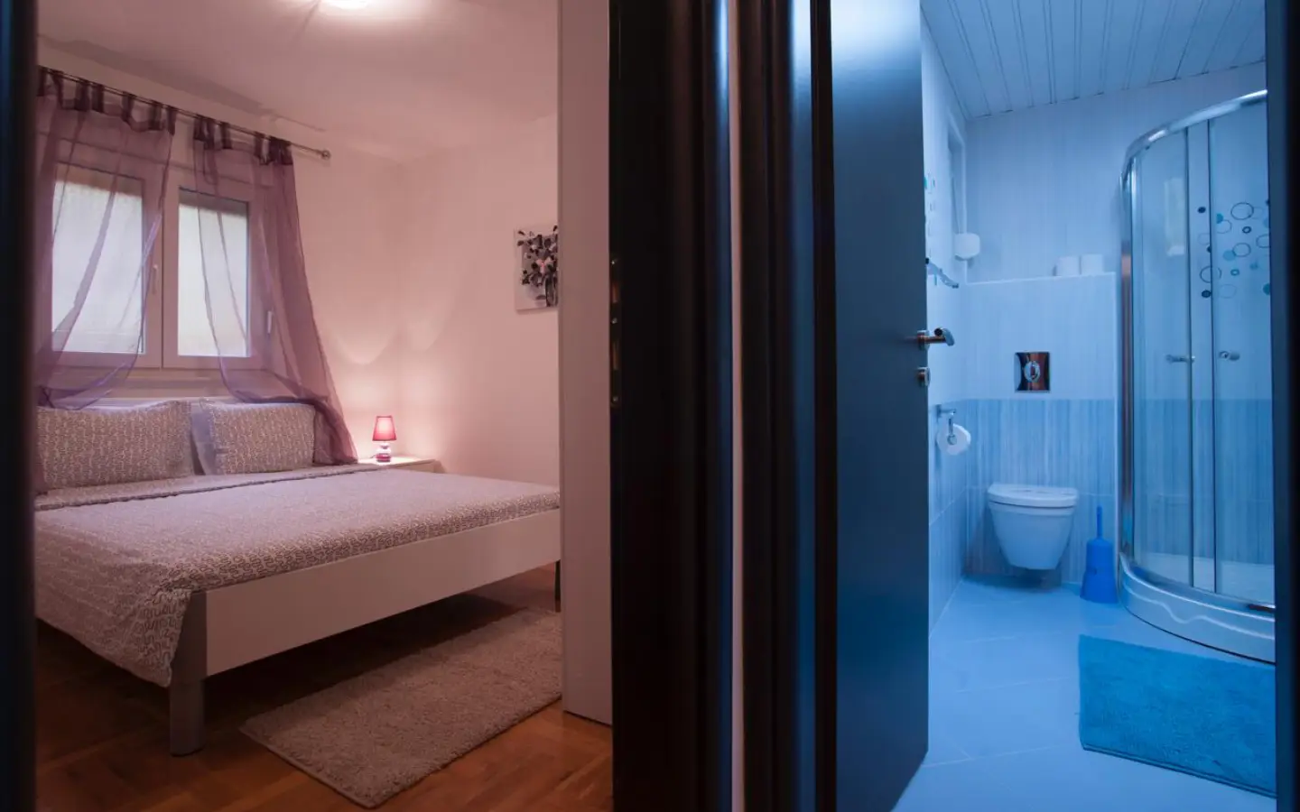 Discover this Ulcinj, Montenegro property: bright bedroom with double bed & ensuite bath&mdash;exclusive on immobilien.ekosphere.me by ekosphere doo.