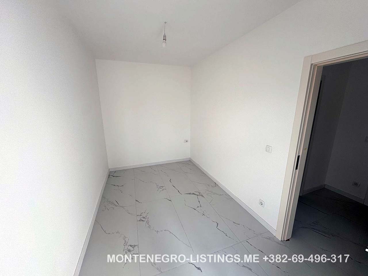 Bright, modern room with white walls and marble tiles in Ulcinj&mdash;prime real estate investment from immobilien.ekosphere.me by Ekosphere doo.