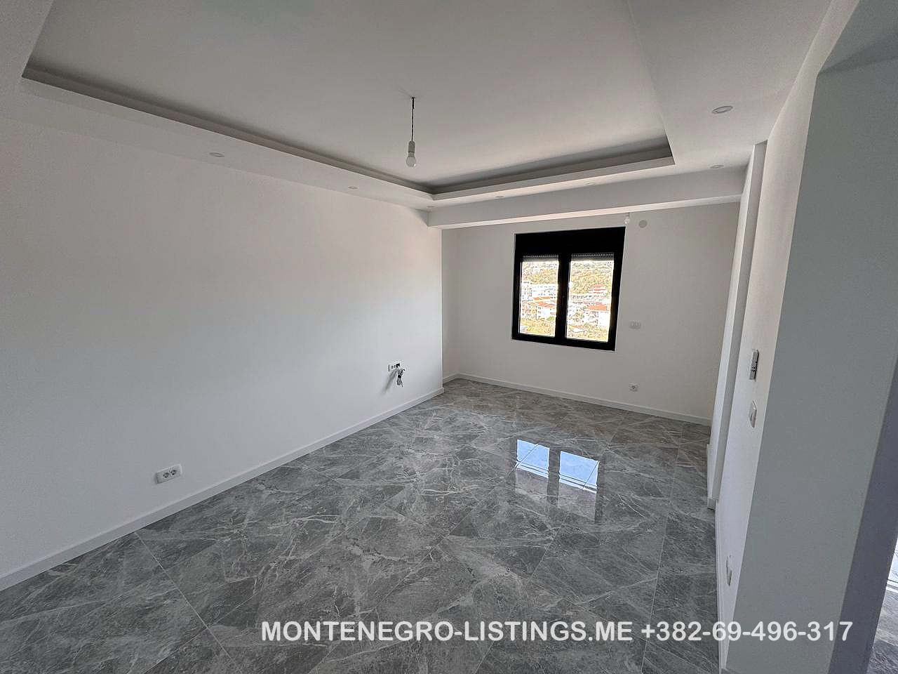 Helles unm&ouml;bliertes Zimmer mit Marmorb&ouml;den, Zwischendecke und modernem Fenster in Ulcinj. Investieren Sie jetzt &uuml;ber immobilien.ekosphere.me von Ekosphere DOO. 