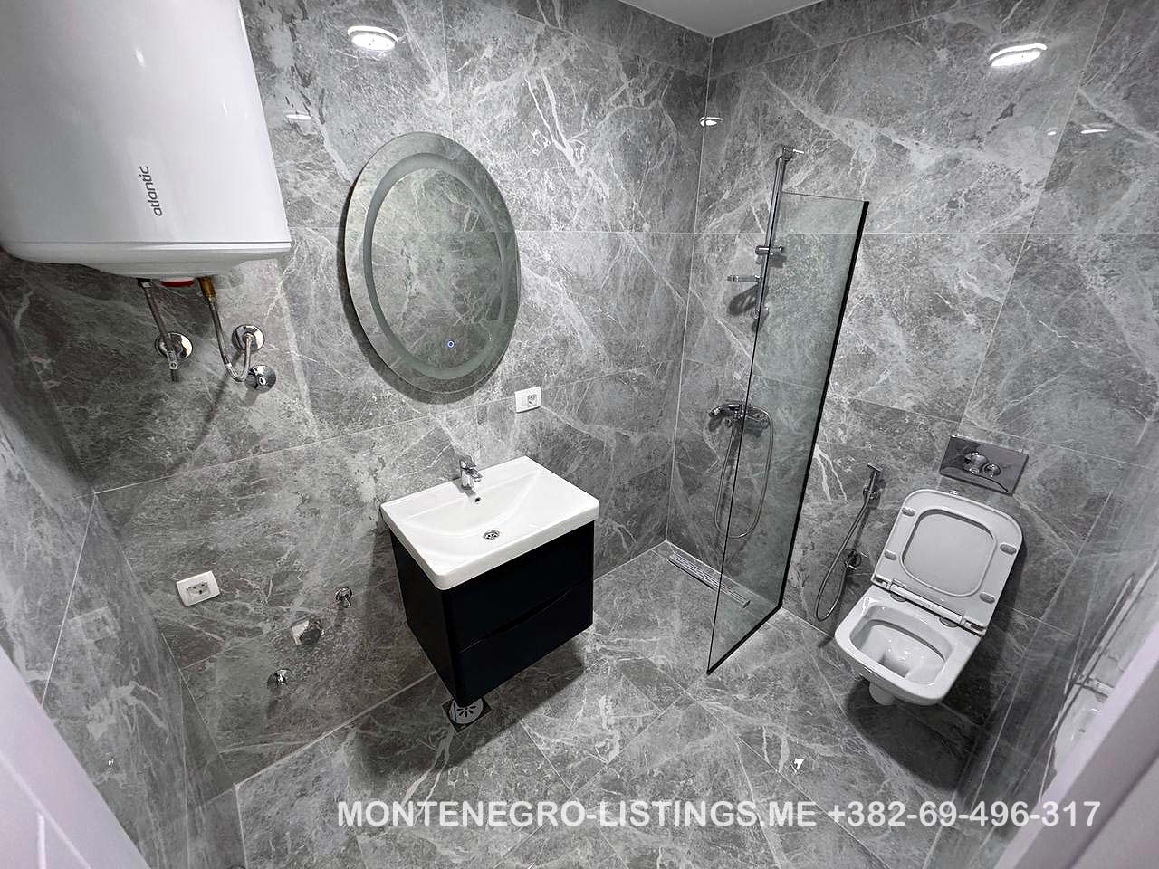 Luxurious Ulcinj bathroom with marble tiles, premium fixtures&mdash;ideal Montenegro property investment via immobilien.ekosphere.me by ekosphere doo.