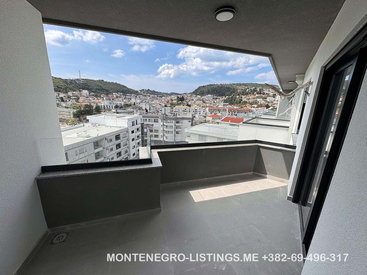 Moderner Balkon mit Blick auf die Stadt, die H&uuml;gel und das Gr&uuml;n in Ulcinj; erstklassige Immobilie &uuml;ber immobilien.ekosphere.me von ekosphere doo.