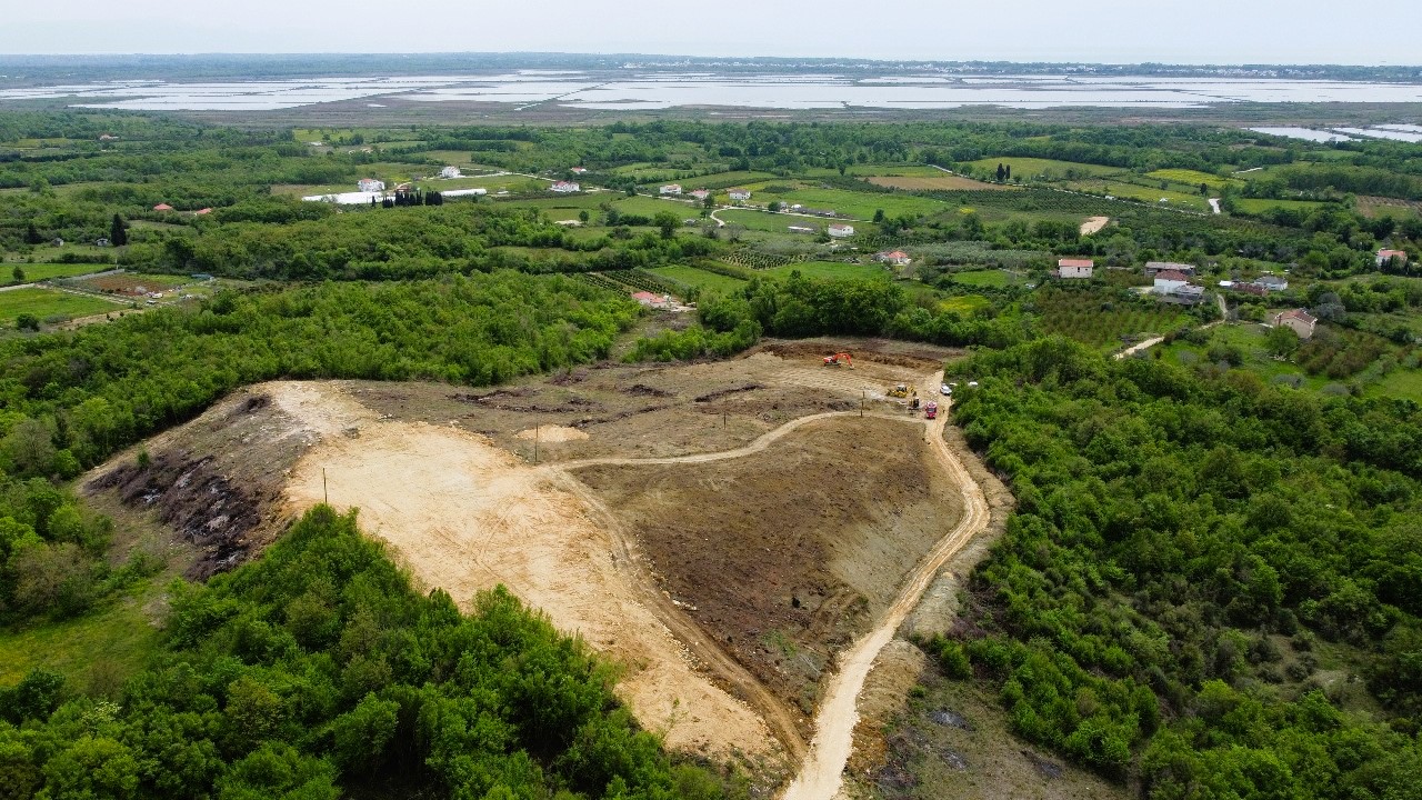 Erstklassiges Investitionsgrundst&uuml;ck in Ulcinj, Montenegro &ndash; malerische H&uuml;gel, die f&uuml;r neue Ekosphere-Immobilien ger&auml;umt wurden. Exklusiv gelistet auf immobilien.ekosphere.me. 