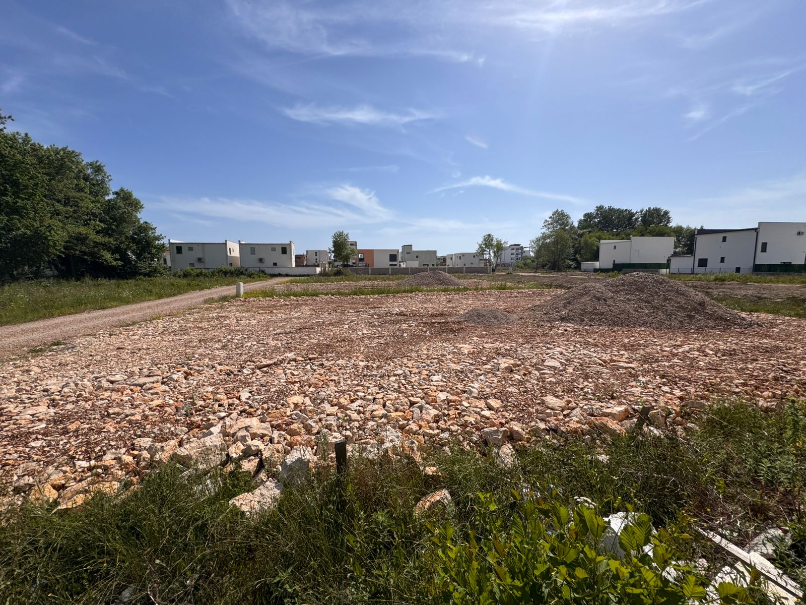 Prime investment opportunity: Ulcinj vacant lot, modern surroundings, ideal for development. Listed on immobilien.ekosphere.me by ekosphere doo.