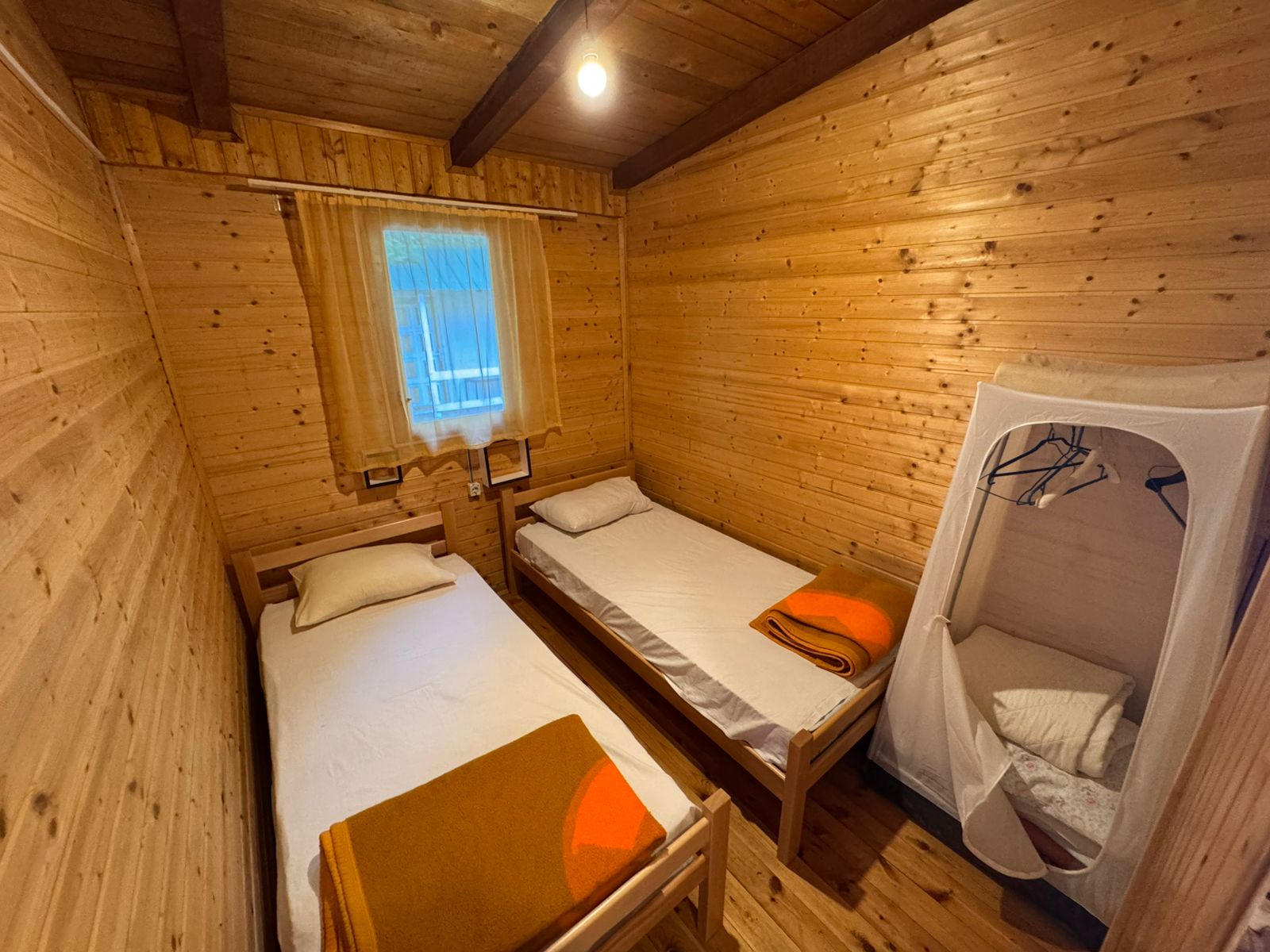 Charming wooden room in Ulcinj with 2 beds, bright natural light&mdash;ideal cozy property, great investment via immobilien.ekosphere.me.