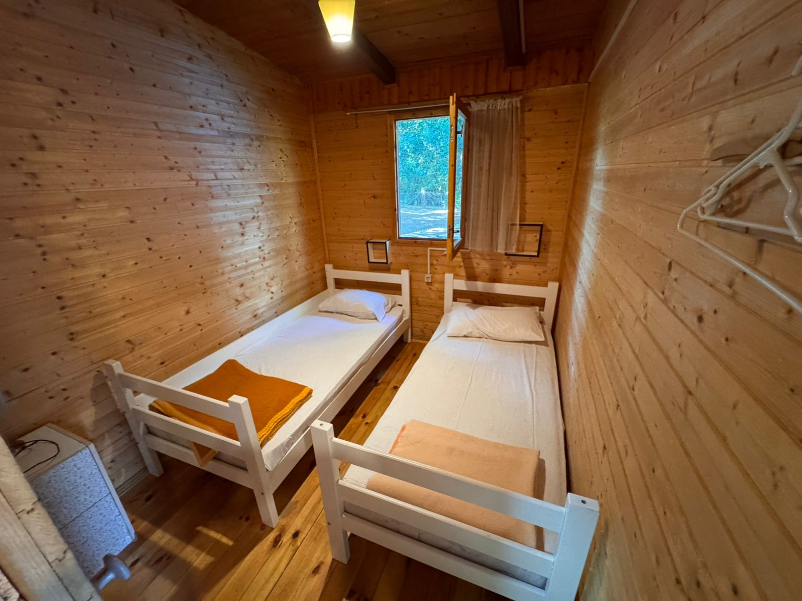 Cozy wooden room in Ulcinj with twin beds, natural light, and amenities&mdash;ideal Montenegro investment via immobilien.ekosphere.me by ekosphere doo.
