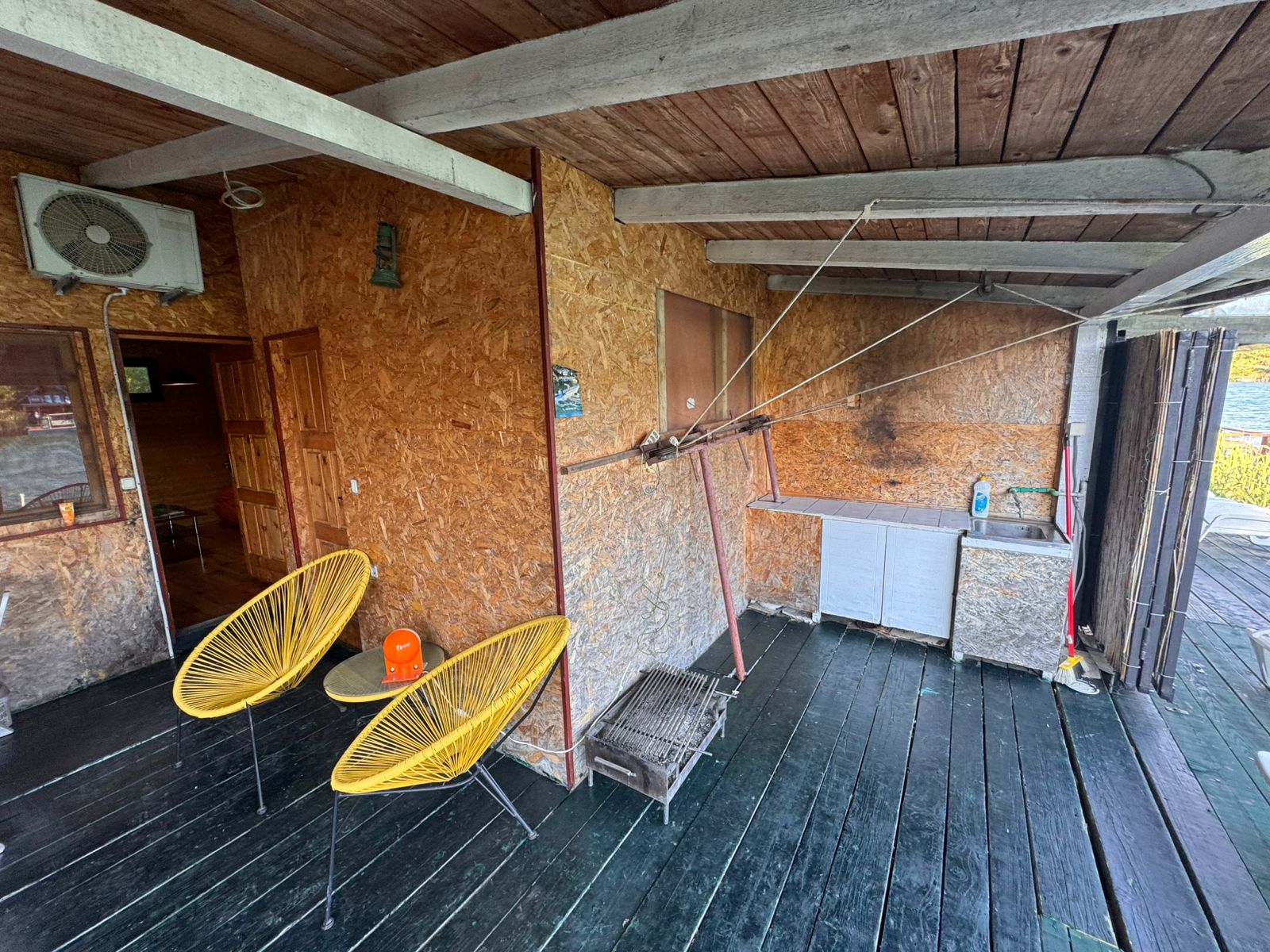 Modern covered wooden patio in Ulcinj, Montenegro&mdash;unfurnished charm, ideal rental investment on immobilien.ekosphere.me by ekosphere doo.