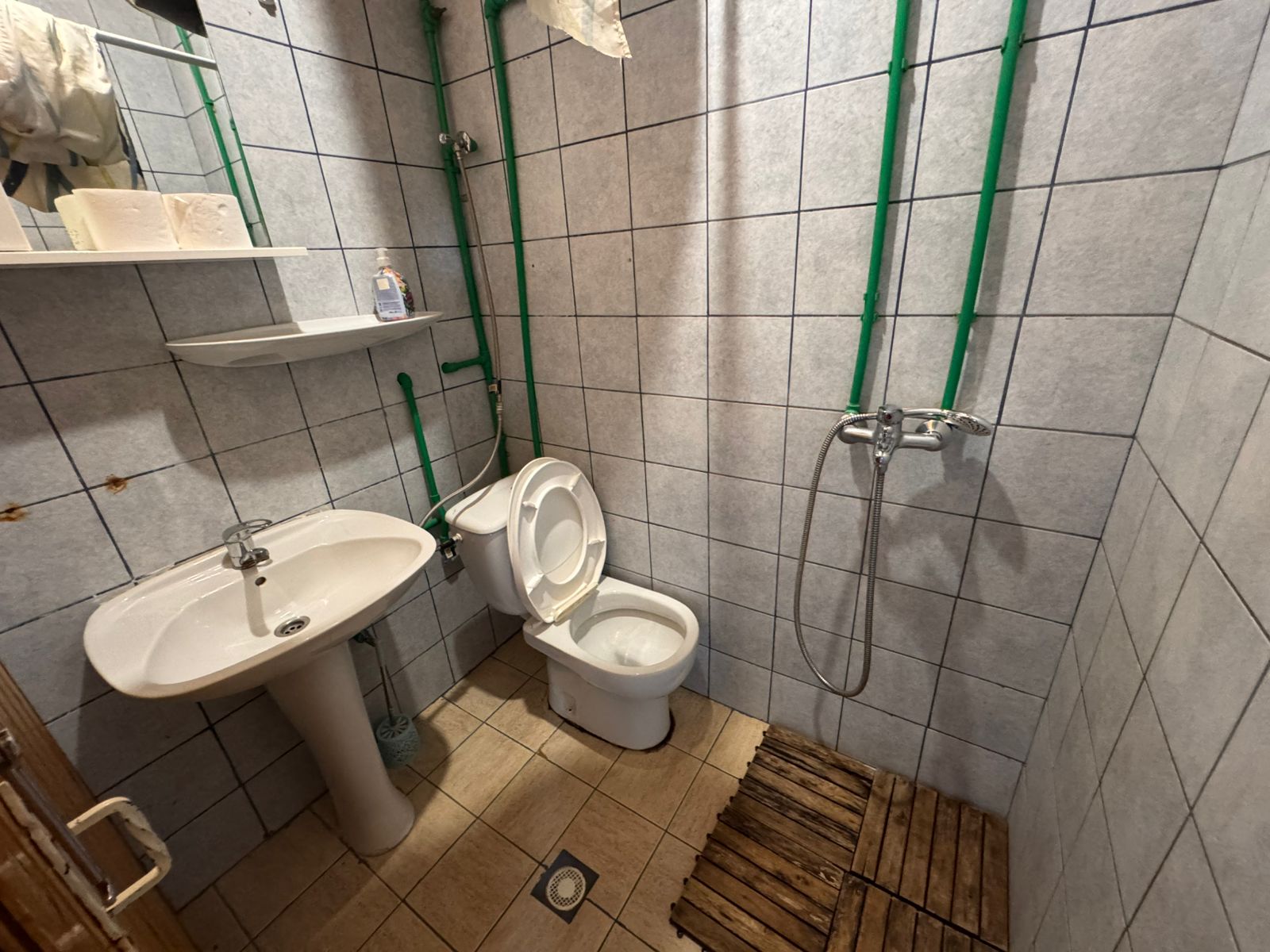 Modern tiled bathroom for sale in Ulcinj, Montenegro&mdash;features sink, shower, and toilet. Exclusive on immobilien.ekosphere.me by ekosphere doo.