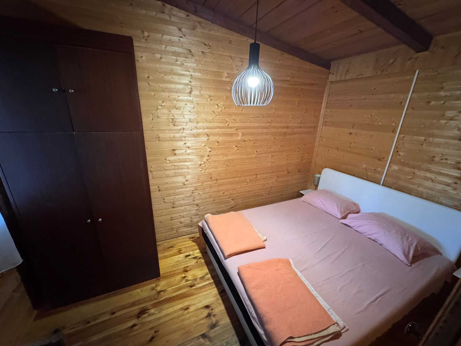 Charming wooden room in Ulcinj with double bed, wood floors, and modern d&eacute;cor&mdash;an ideal real estate investment on immobilien.ekosphere.me by Ekosphere doo.