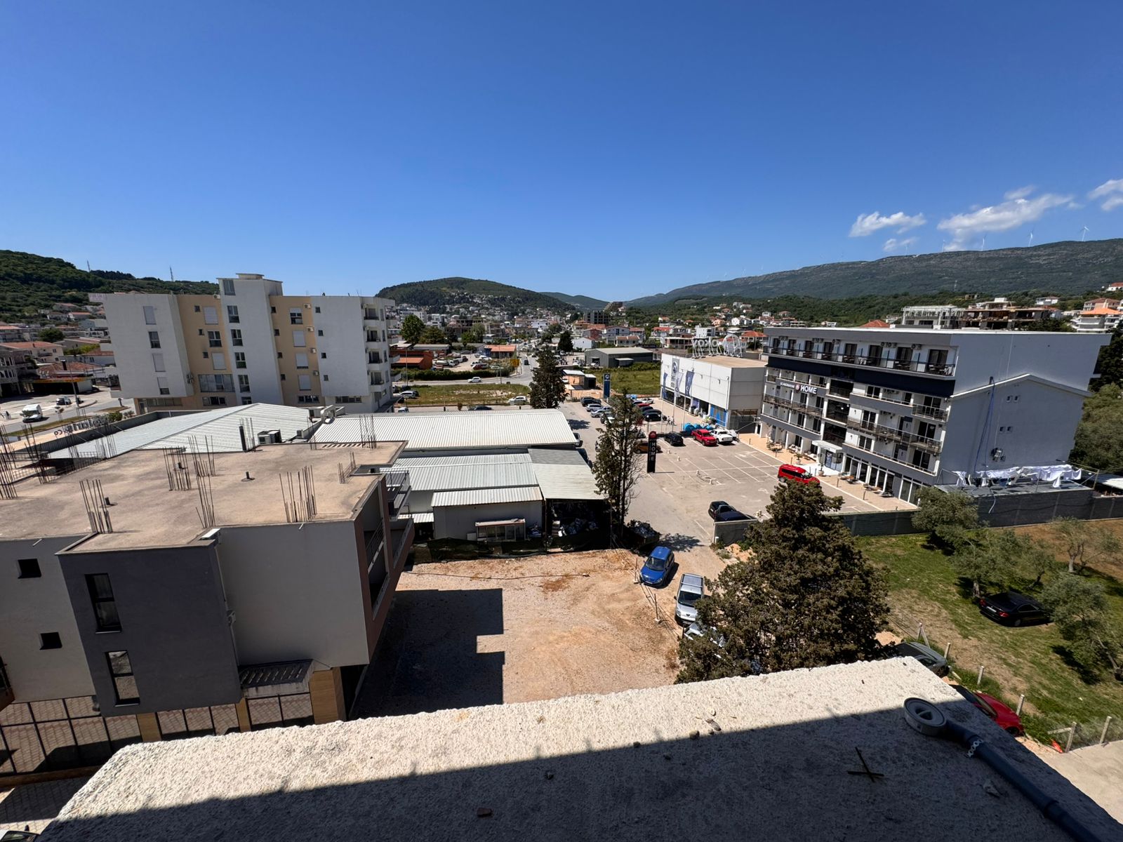 Dachterrassenblick in Ulcinj, Montenegro: erstklassige Immobilien, Baugrundst&uuml;cke, &uuml;ppiges Gr&uuml;n, H&uuml;gel - exklusiv bei immobilien.ekosphere.me by ekosphere doo.