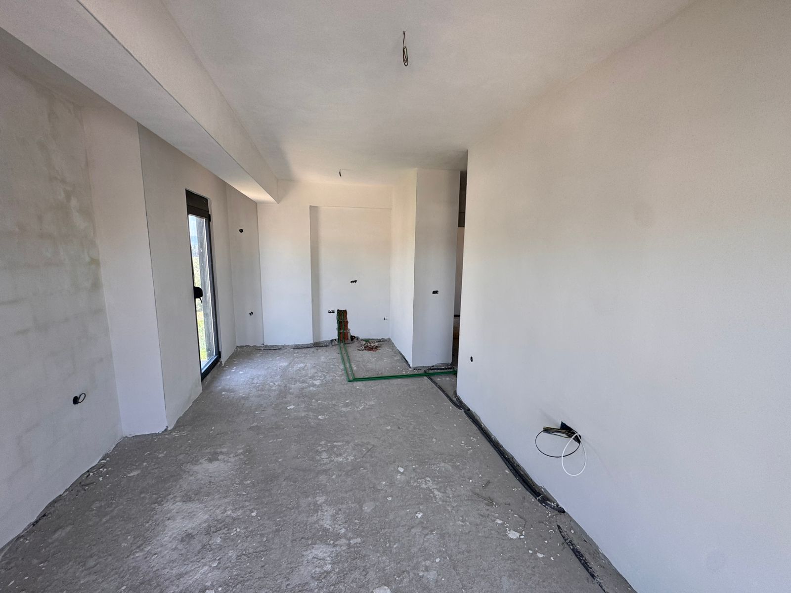 Investment opportunity in Ulcinj! Unfinished interior with open floorplan, utilities exposed&mdash;customize your Montenegro dream home.