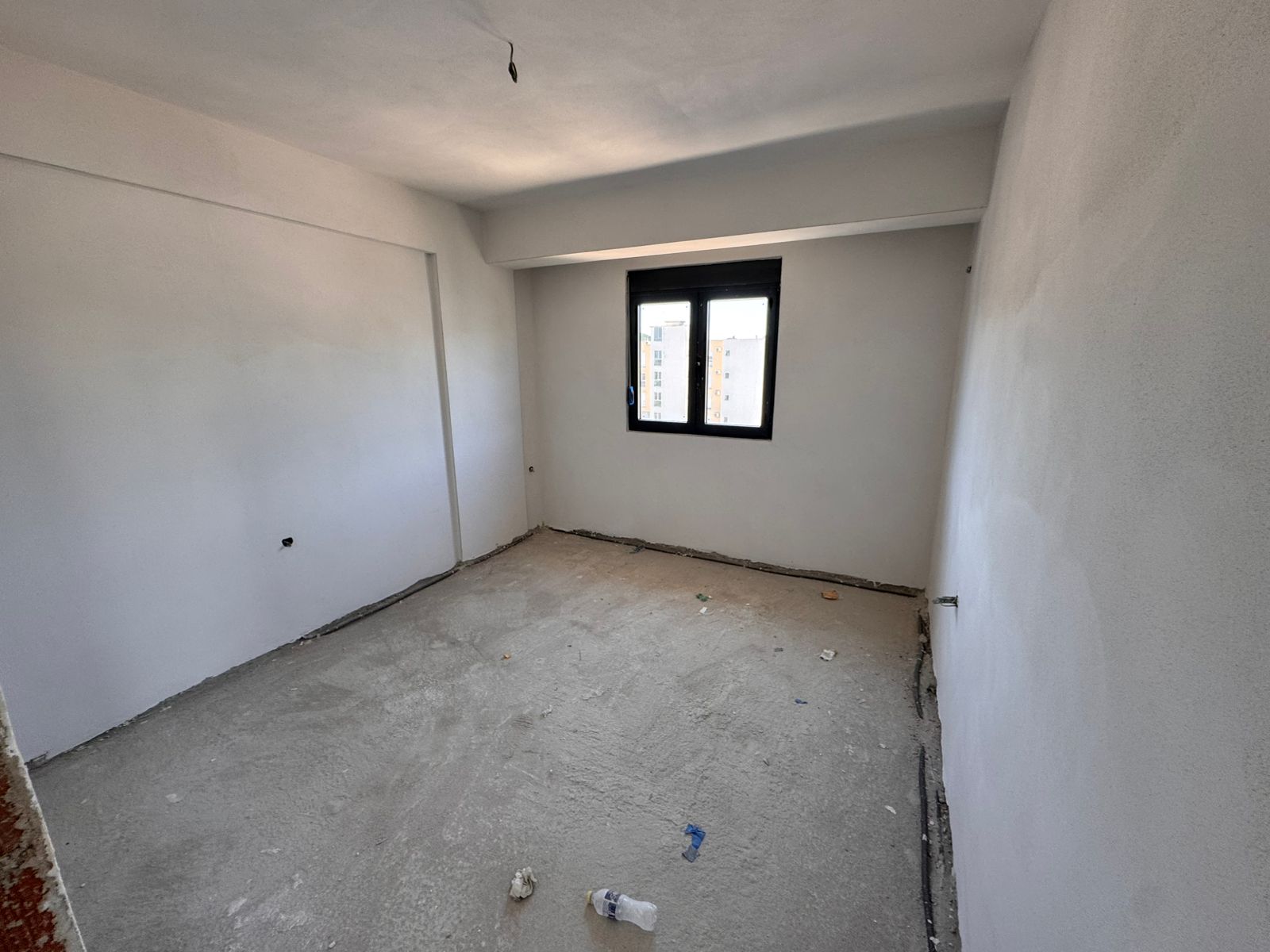 Spacious, unfinished room in Ulcinj, Montenegro with concrete floors&mdash;ideal for investors. Listed on immobilien.ekosphere.me by Ekosphere Doo.