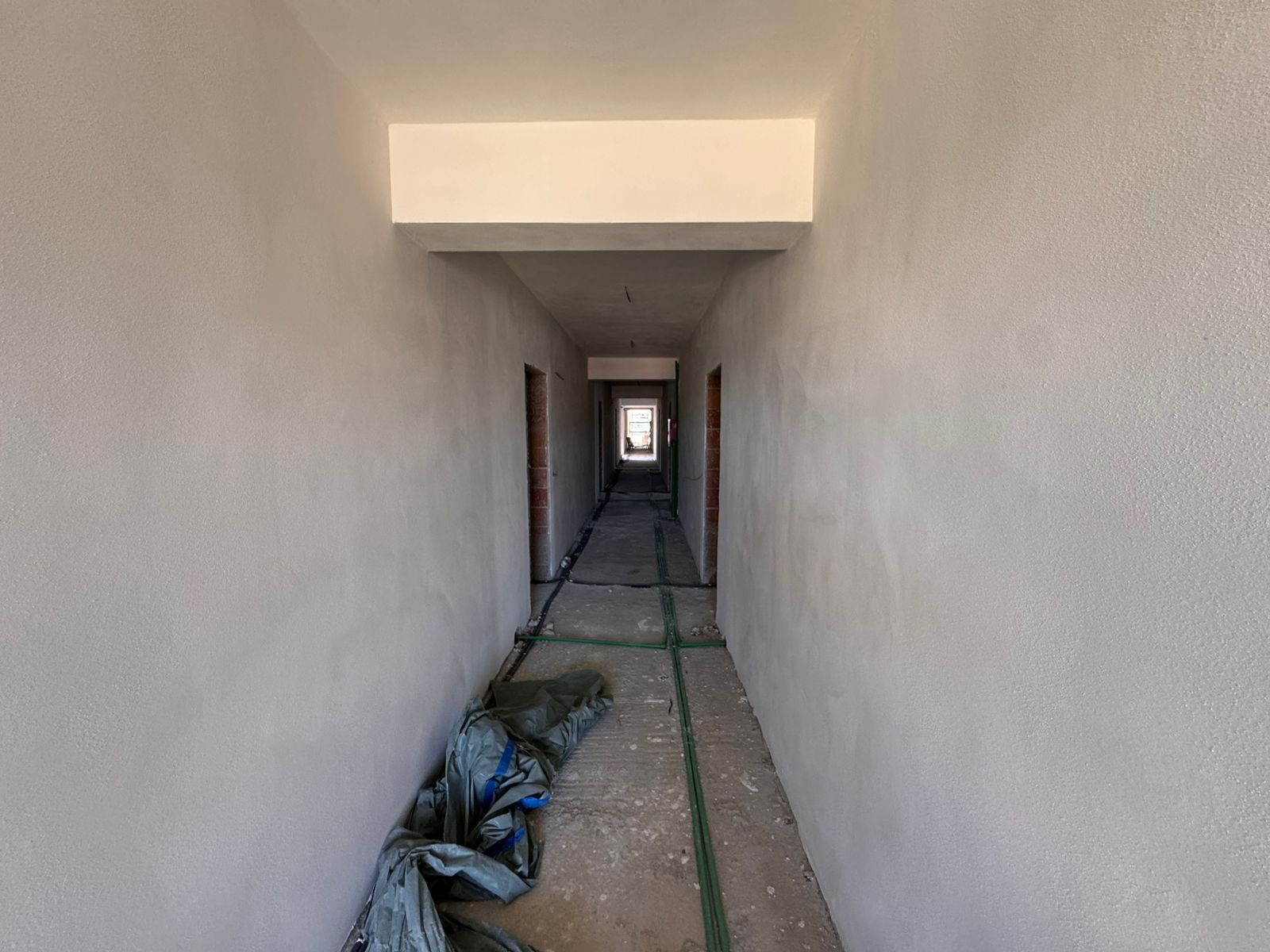 Prime Ulcinj property opportunity&mdash;spacious unfinished hallway, natural light, investment-ready on immobilien.ekosphere.me by ekosphere doo.
