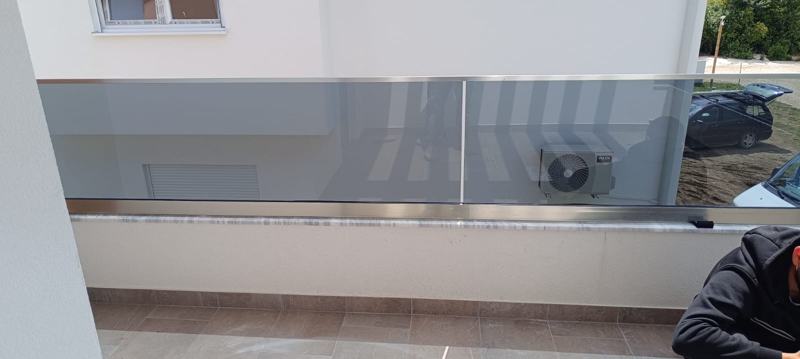 Stylish modern balcony in Ulcinj with glass railing, tiled floor, AC&mdash;prime real estate by Ekosphere doo on immobilien.ekosphere.me.