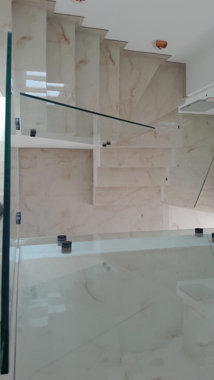 Stunning marble staircase with glass railings, bright natural light&mdash;luxury Ulcinj real estate. Exclusive on immobilien.ekosphere.me by ekosphere doo.