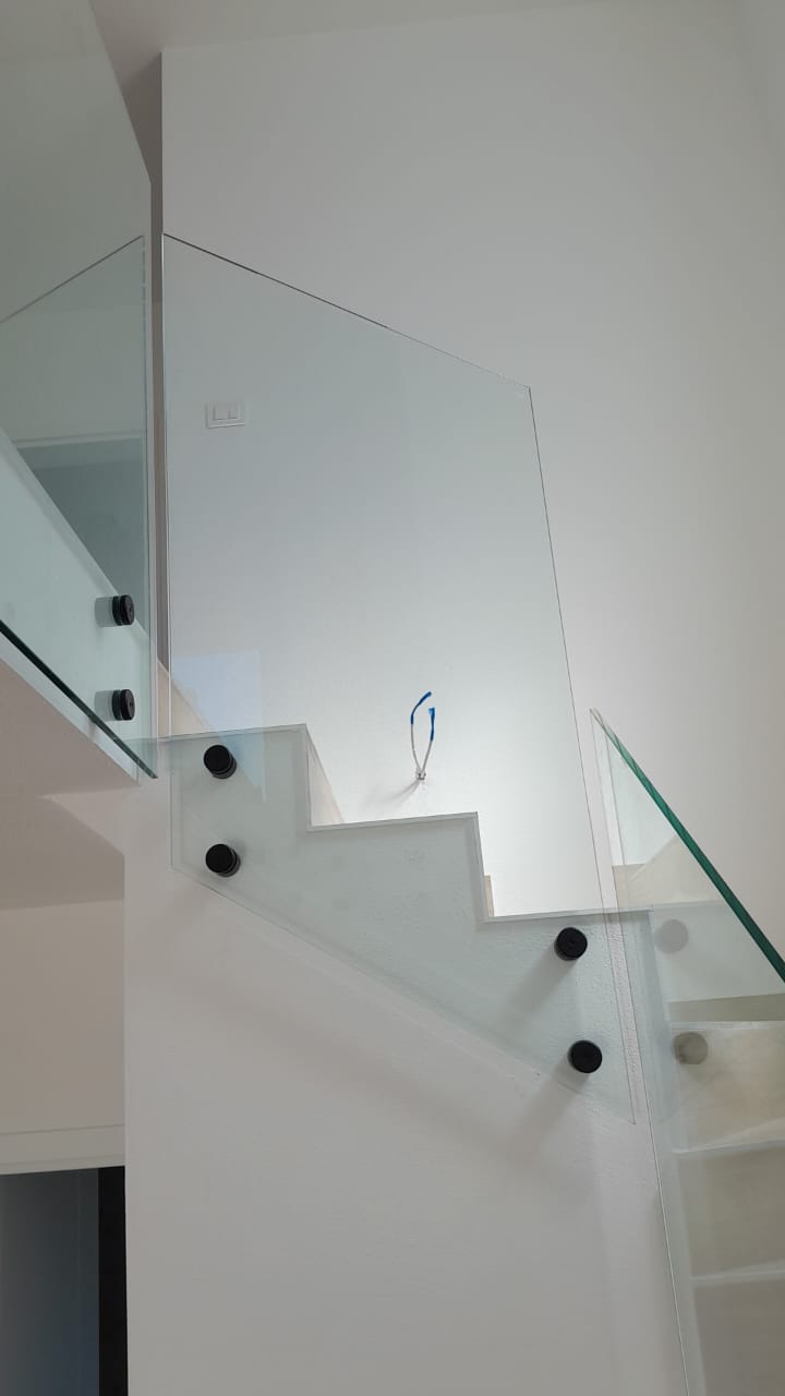 Sleek staircase with white steps, glass rails, and black accents&mdash;ideal for luxury Ulcinj Montenegro homes by Ekosphere on immobilien.ekosphere.me.