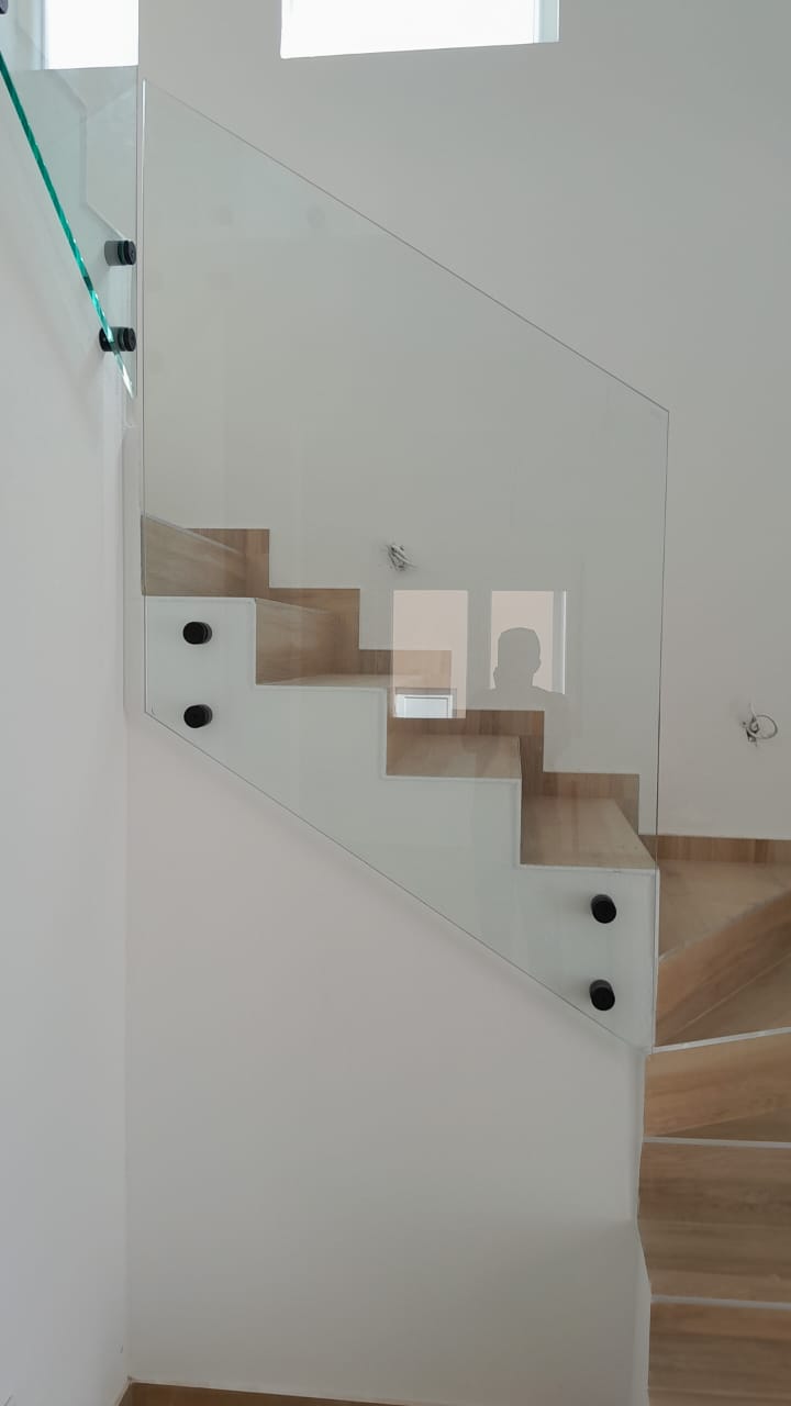 Elegant wooden staircase with glass railing, premium feature in Ulcinj properties. Invest via immobilien.ekosphere.me by Ekosphere doo.