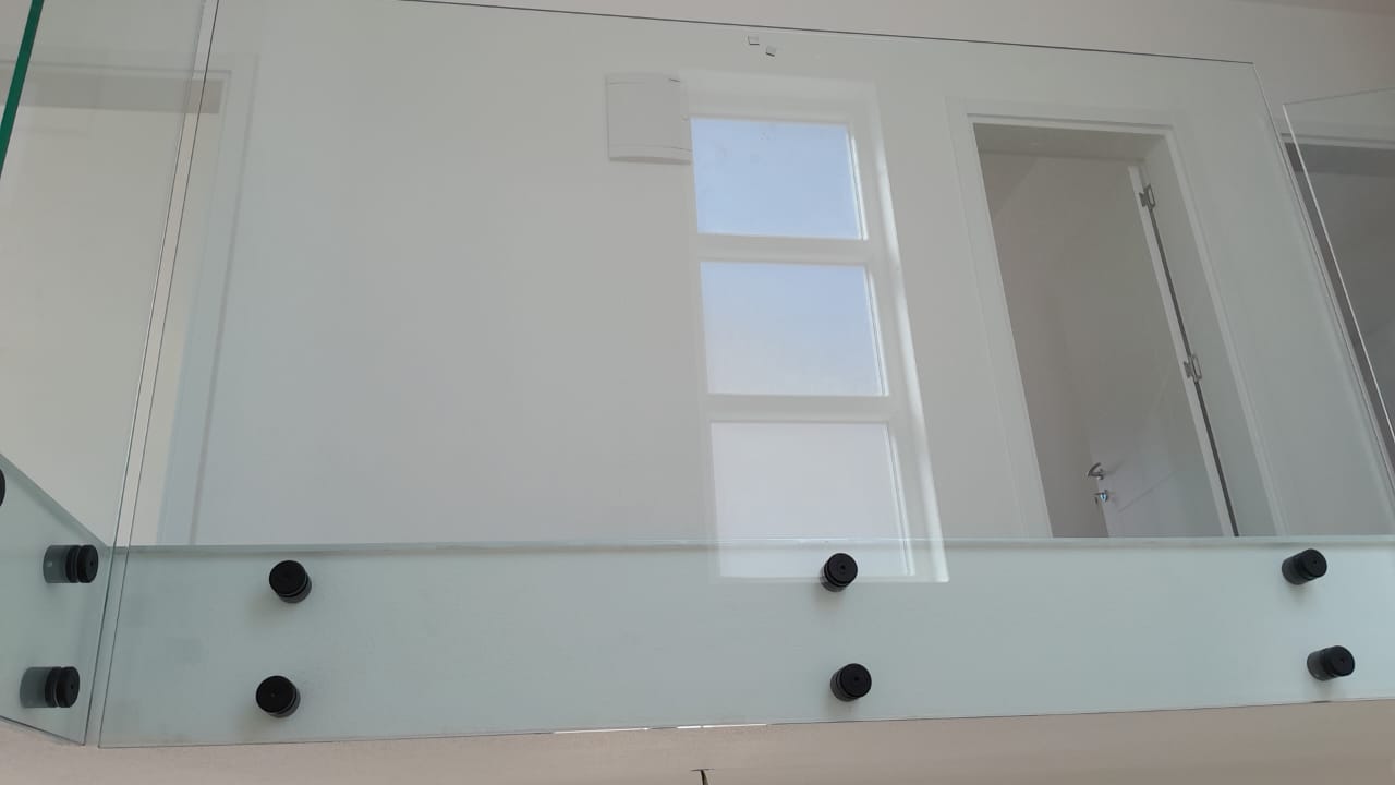 Modern glass railing with black hardware, sleek white wall, door, and window&mdash;ideal Ulcinj investment. Exclusive on immobilien.ekosphere.me by ekosphere doo.