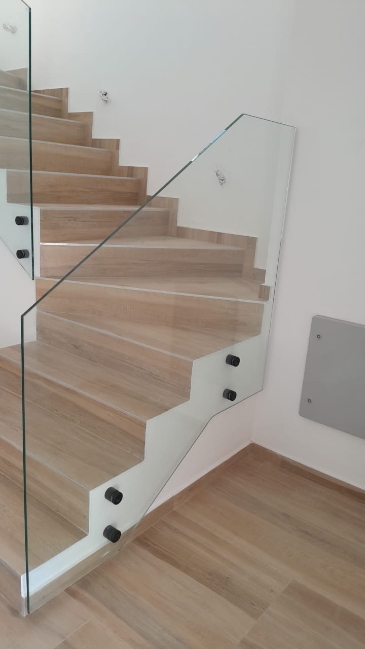 Sleek light-wood staircase with glass railings, ideal for luxury Ulcinj real estate. See more at immobilien.ekosphere.me by ekosphere doo.