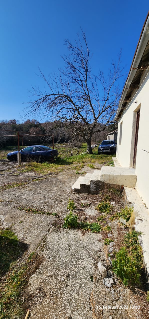 Bright, spacious Ulcinj property with ample parking and steps&mdash;ideal Montenegro investment via immobilien.ekosphere.me by ekosphere doo.
