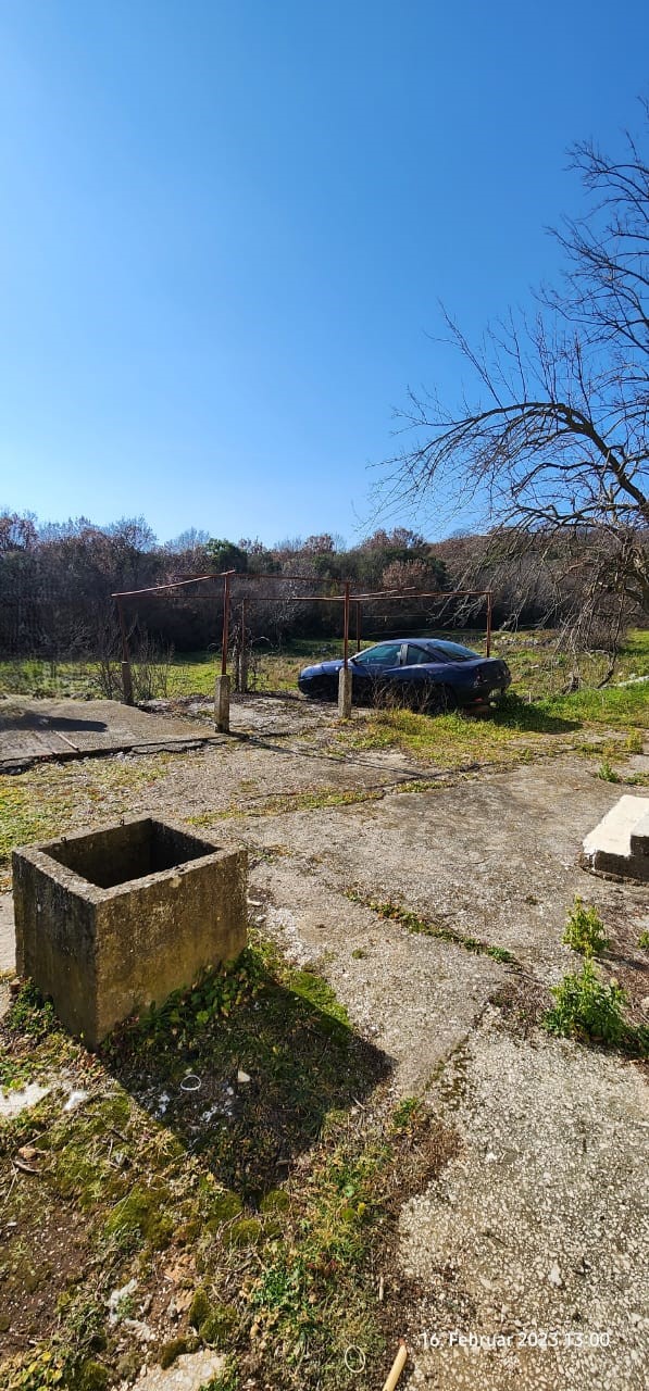 Prime Ulcinj investment opportunity: spacious land with concrete structure, car access, open views. Exclusive on immobilien.ekosphere.me by ekosphere doo.