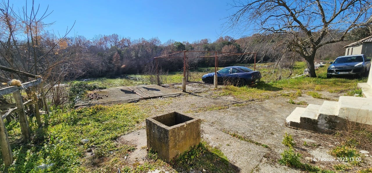 Spacious concrete yard with central well, parking, and growth potential in Ulcinj. Listed on immobilien.ekosphere.me by ekosphere doo.