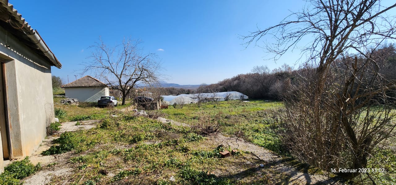 Investment opportunity in Ulcinj: house, car, greenhouses, scenic hills. Listed by ekosphere doo on immobilien.ekosphere.me.