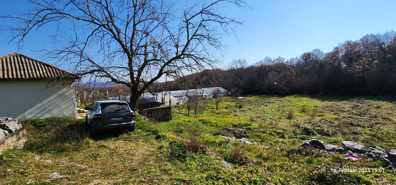 Prime Ulcinj Montenegro land for sale: white building, greenhouse, car access&mdash;ideal investment. Exclusive on immobilien.ekosphere.me by ekosphere doo.