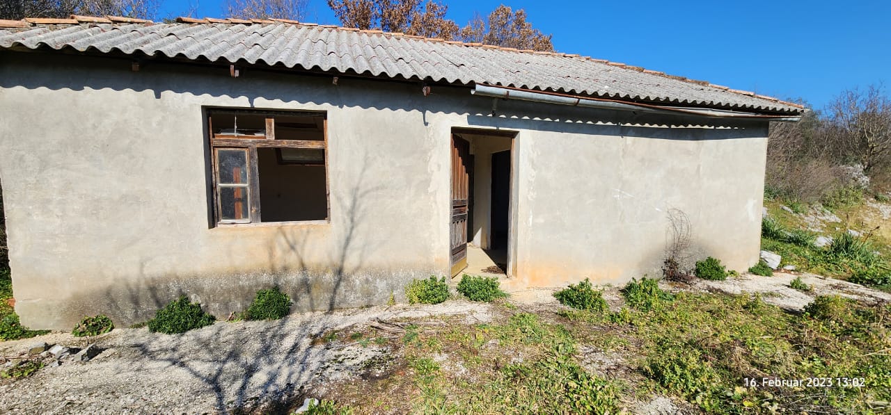Investment opportunity: Single-story concrete house in Ulcinj, Montenegro, ideal for renovation. Listed on immobilien.ekosphere.me.