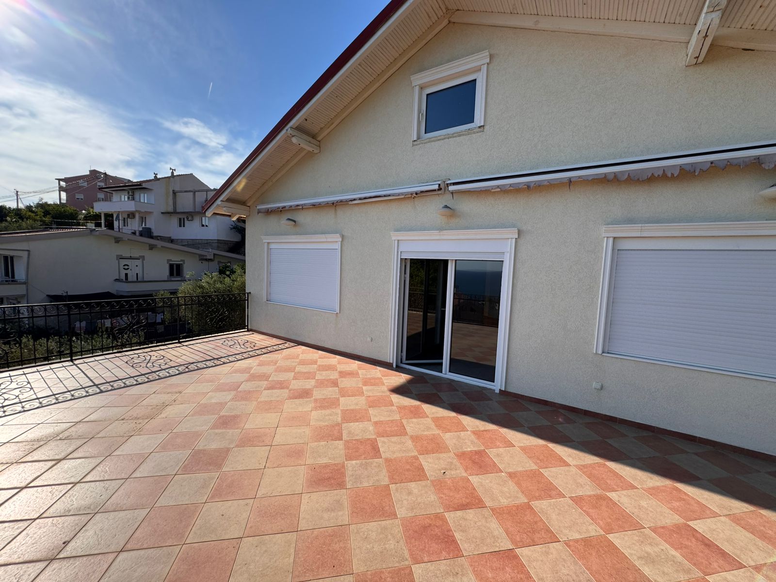 Modern tiled terrace with sleek black railing, ideal for Ulcinj living. Prime property&mdash;exclusive on immobilien.ekosphere.me by ekosphere doo.