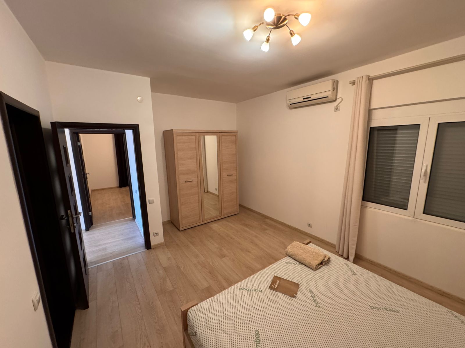 Modern Ulcinj bedroom for sale: wooden floors, mirrored wardrobe, AC. Invest with immobilien.ekosphere.me by Ekosphere doo.