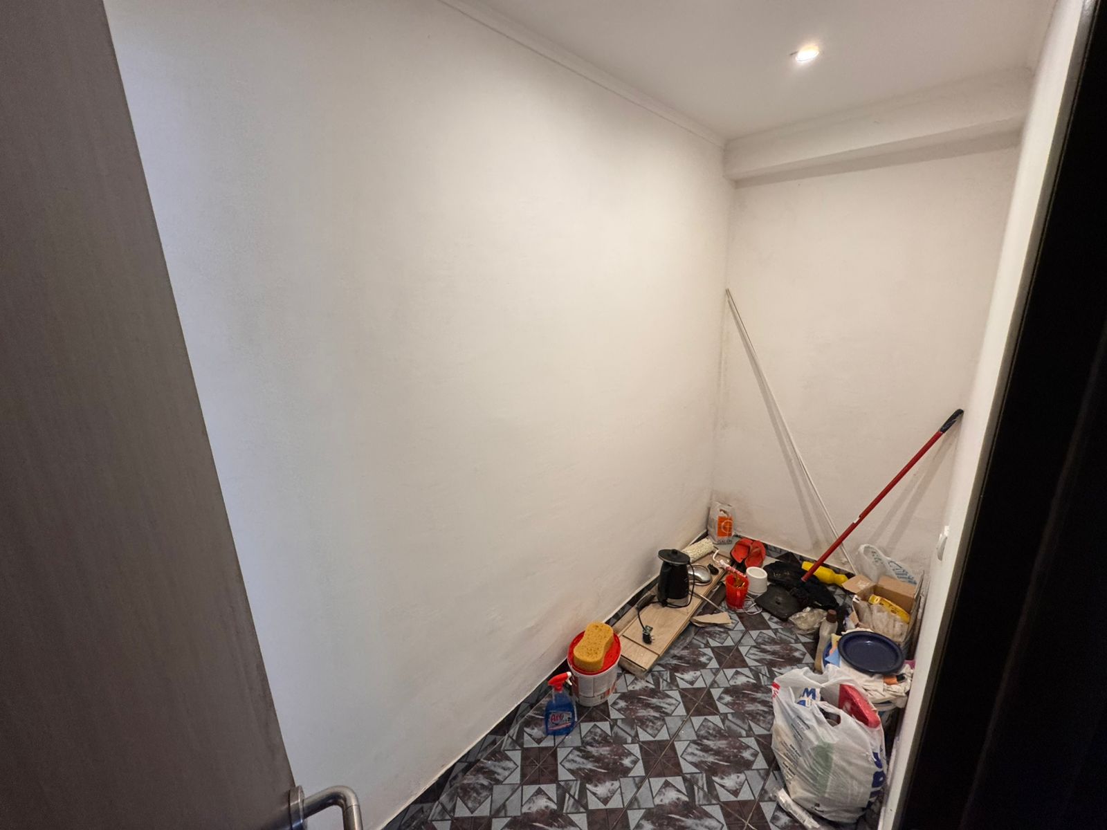 Modern small room for sale in Ulcinj, Montenegro&mdash;white walls, tile floors. Exclusive Ekosphere property at immobilien.ekosphere.me.