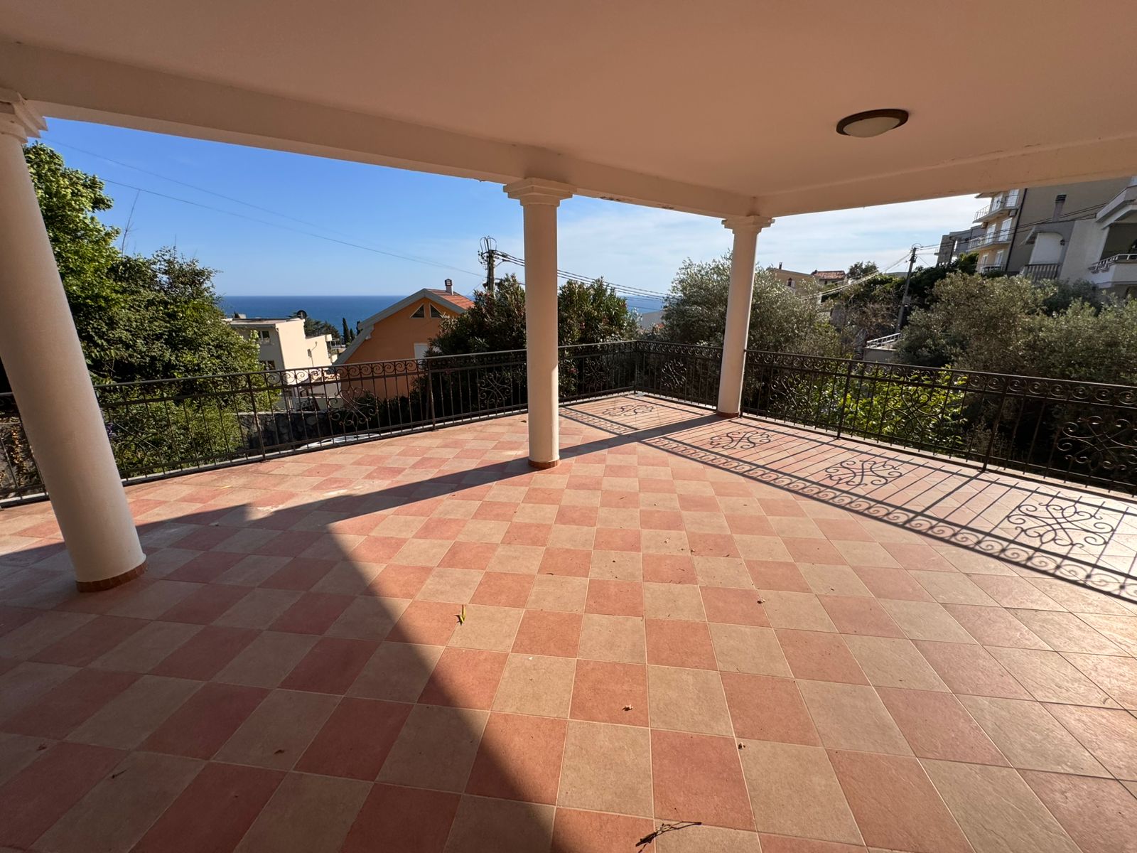 Elegant covered terrace with sea and city views in Ulcinj. Exclusive real estate investment on immobilien.ekosphere.me by ekosphere doo.