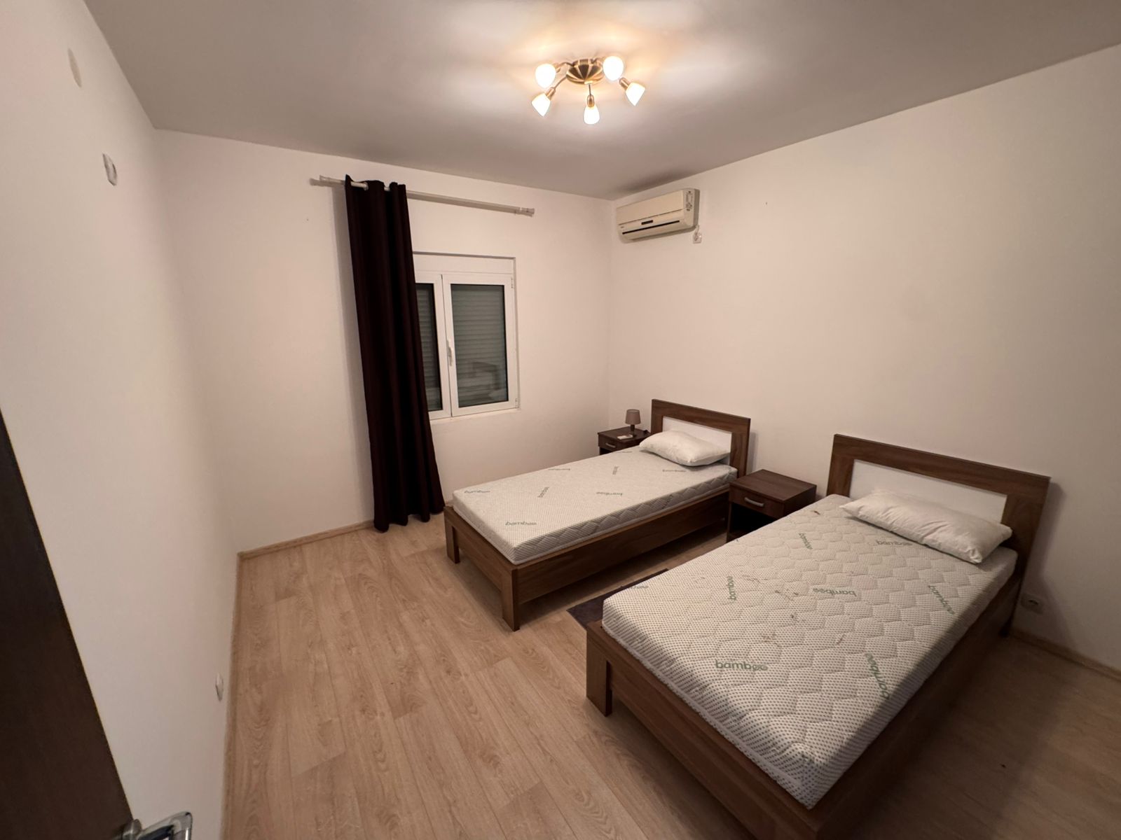 Modern Ulcinj bedroom with 2 single beds, AC, window, ideal for investment. Listed on immobilien.ekosphere.me by ekosphere doo.