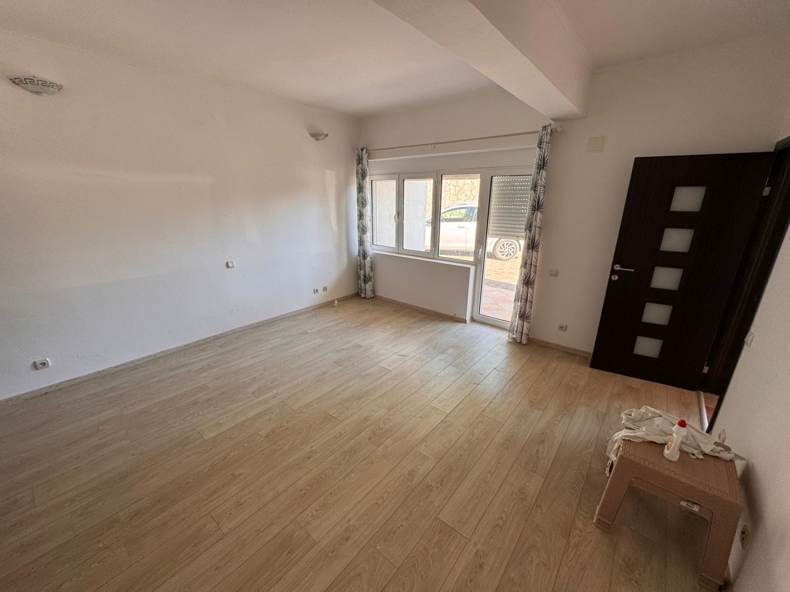 Spacious Ulcinj property with light wood floors, modern lighting, and window&mdash;ideal for buyers on immobilien.ekosphere.me by ekosphere doo.