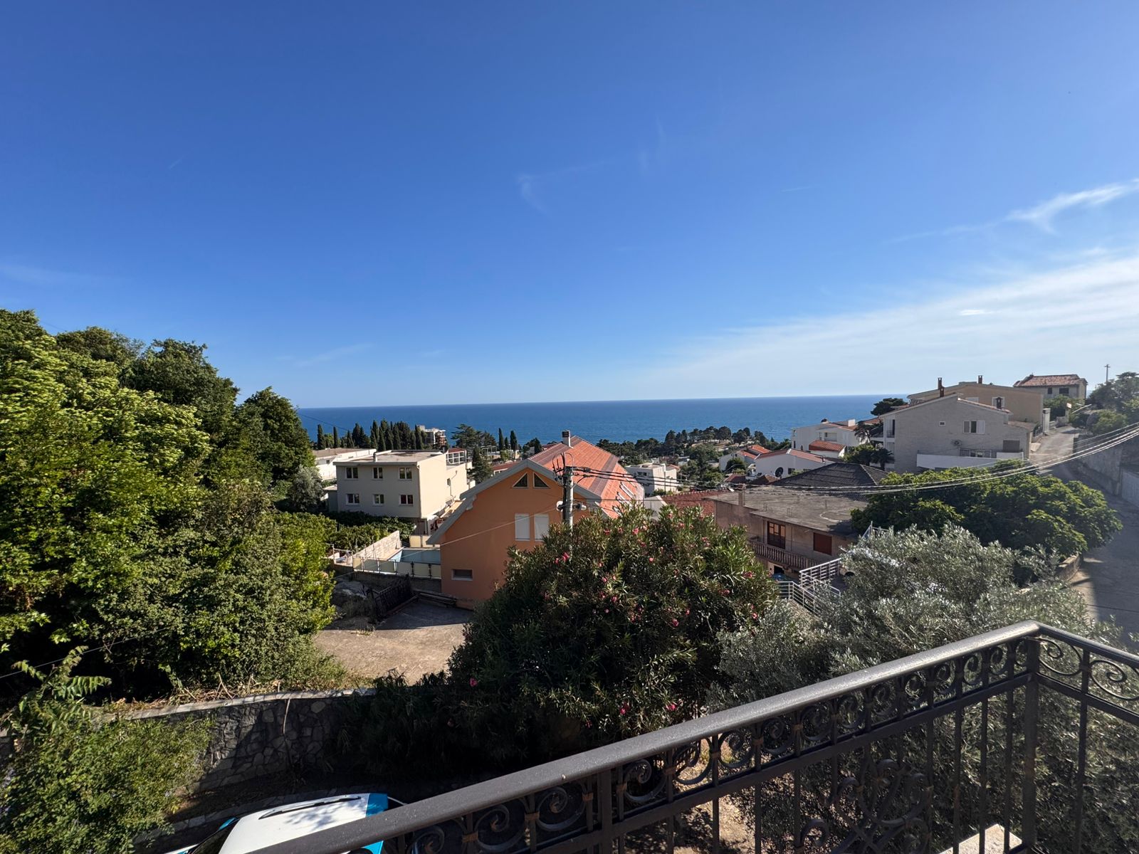 Stunning coastal homes in Ulcinj, Montenegro with lush greenery and sea views. Exclusive Ekosphere DOO listing on immobilien.ekosphere.me.