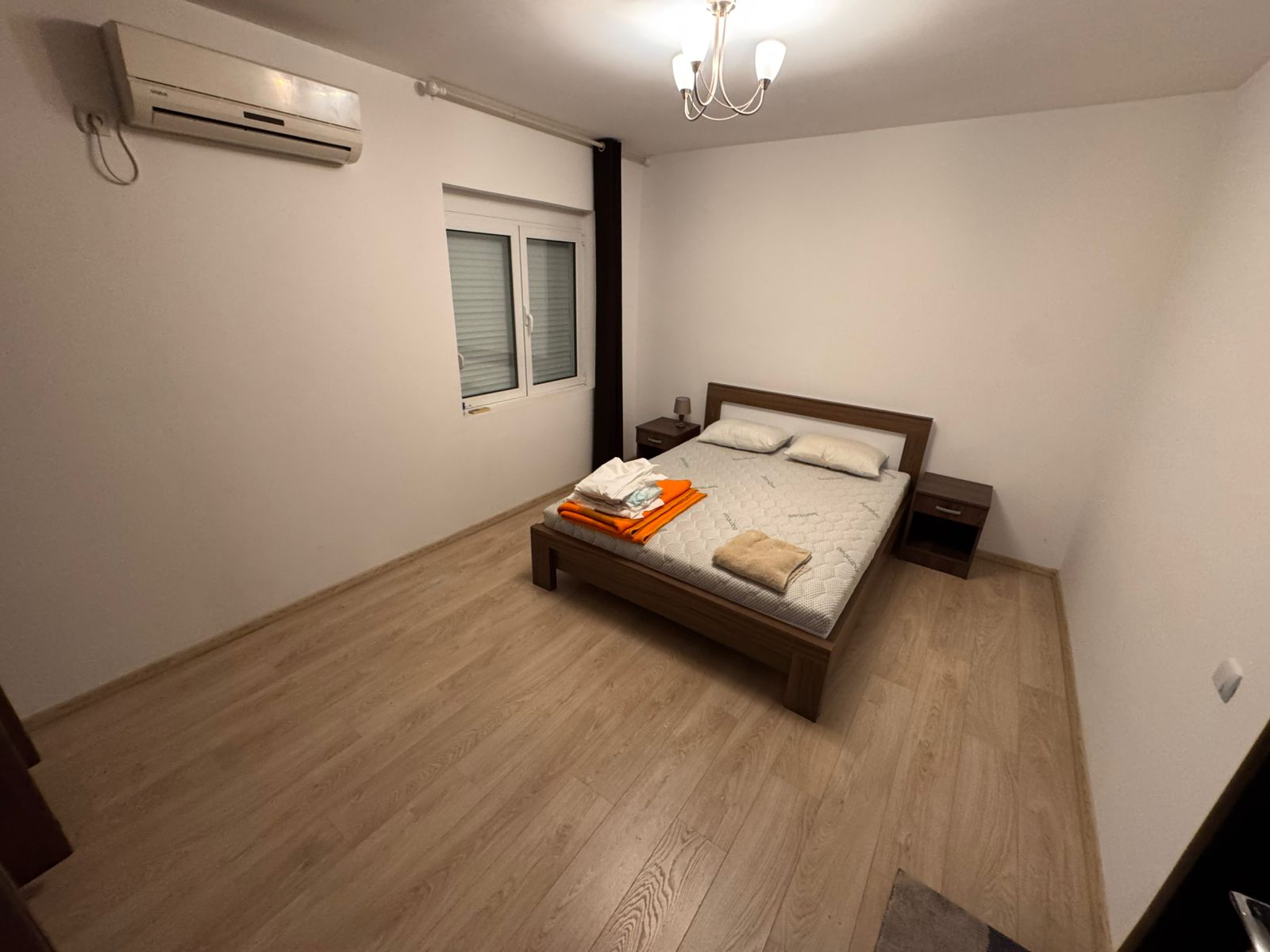 Modern minimalist bedroom in Ulcinj, Montenegro with double bed, AC, stylish flooring&mdash;ideal property investment at immobilien.ekosphere.me.