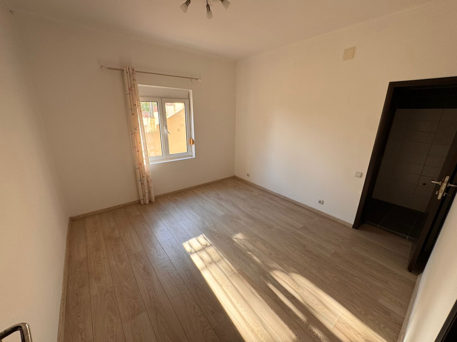 Modern, sunlit room in Ulcinj with quality wood floors&mdash;prime investing with Montenegro-listings.me by ekosphere doo.
