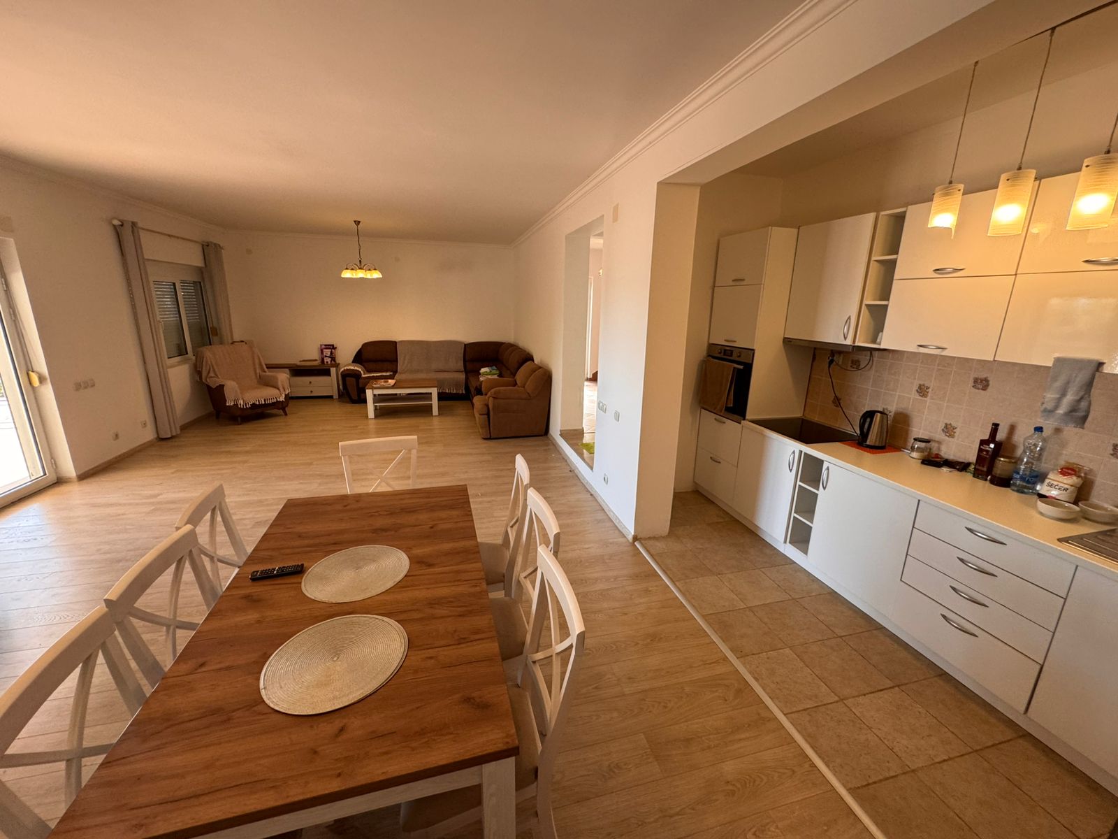 Luxurious open-plan living in Ulcinj, Montenegro&mdash;modern kitchen, central dining, light wood floors. Invest with immobilien.ekosphere.me by ekosphere doo.